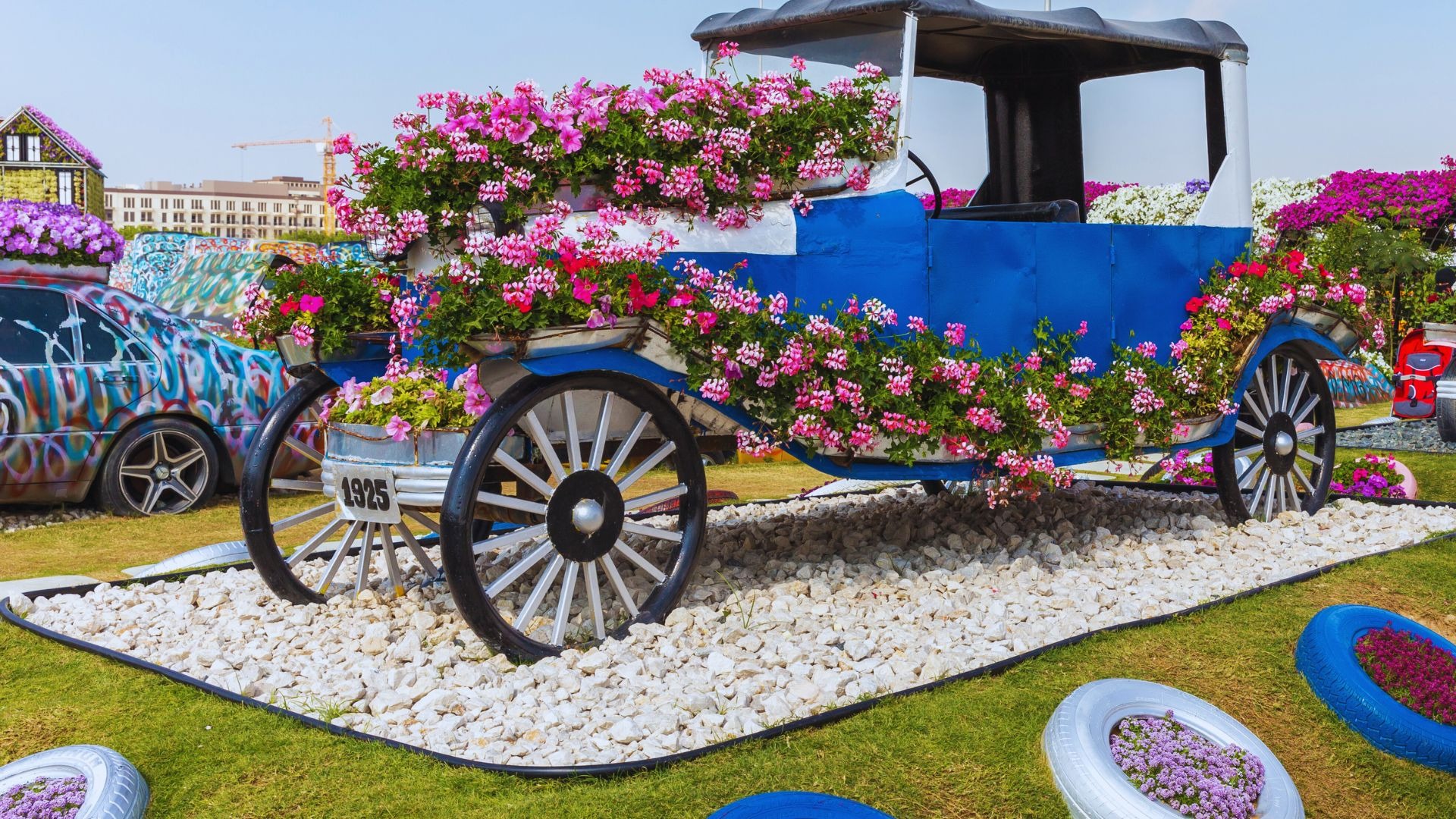 foto de uma charrete cheia de flores no dubai miracle garden 
