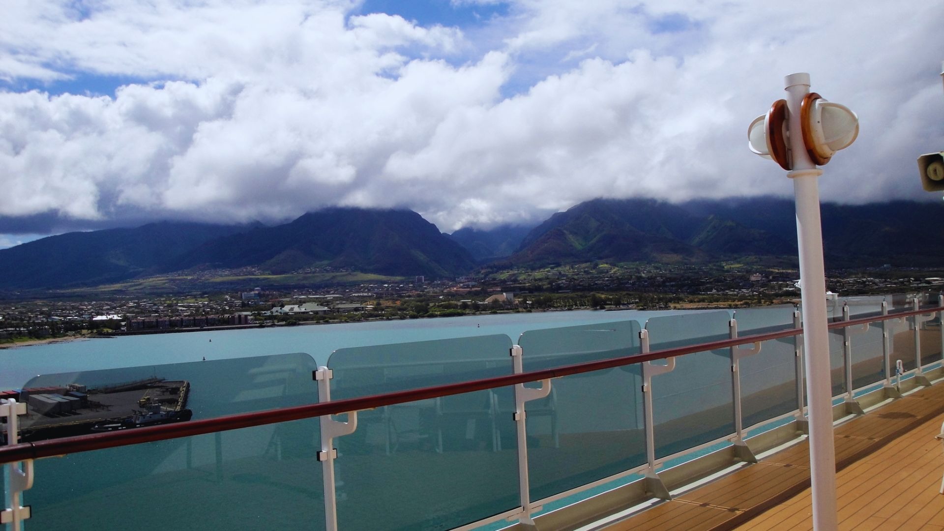 foto do navio avistando a ilha de hilo no havai