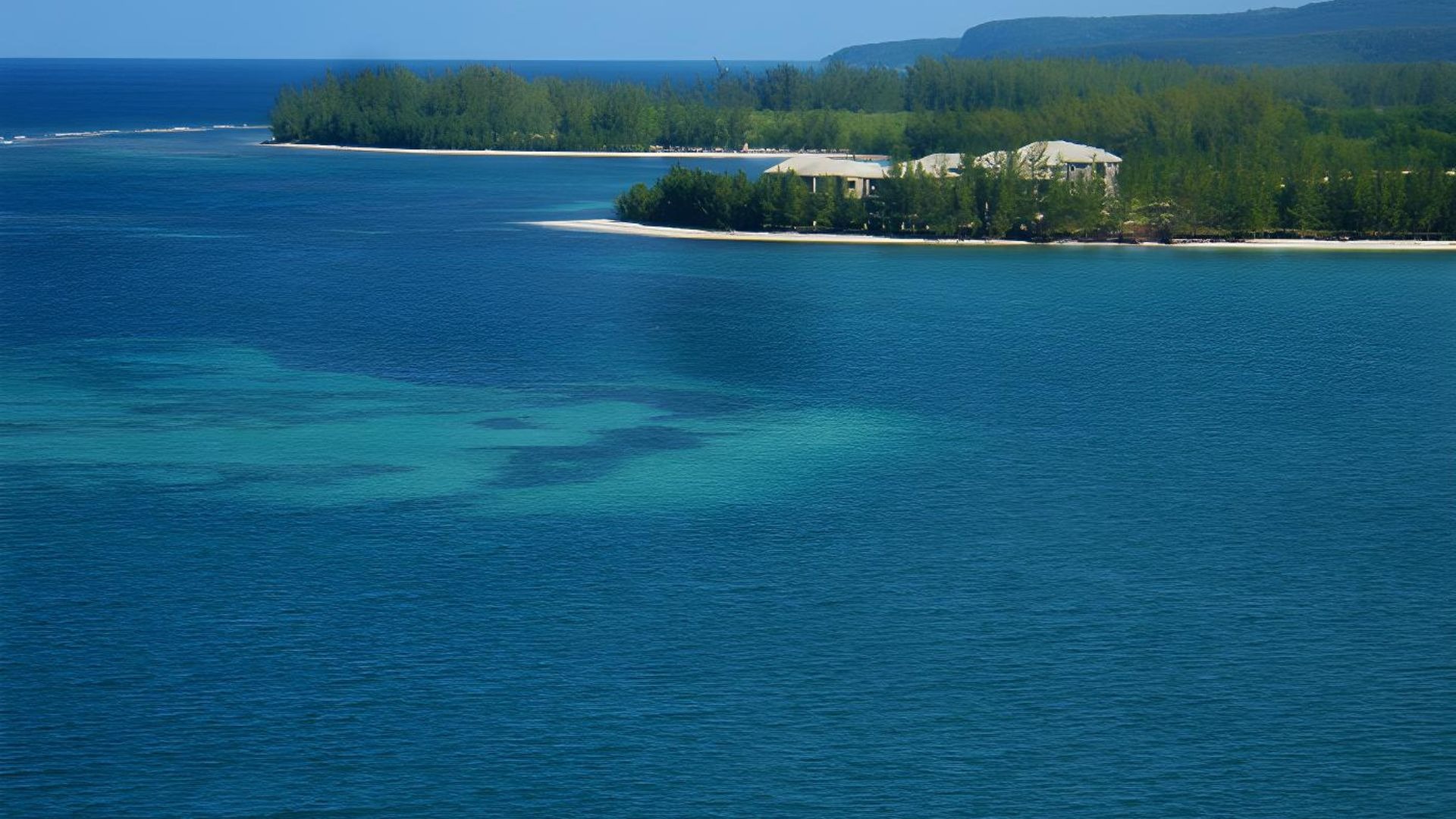 Vista panorâmica do mar do Caribe ao chegar de navio ao porto de Falmouth, Jamaica.