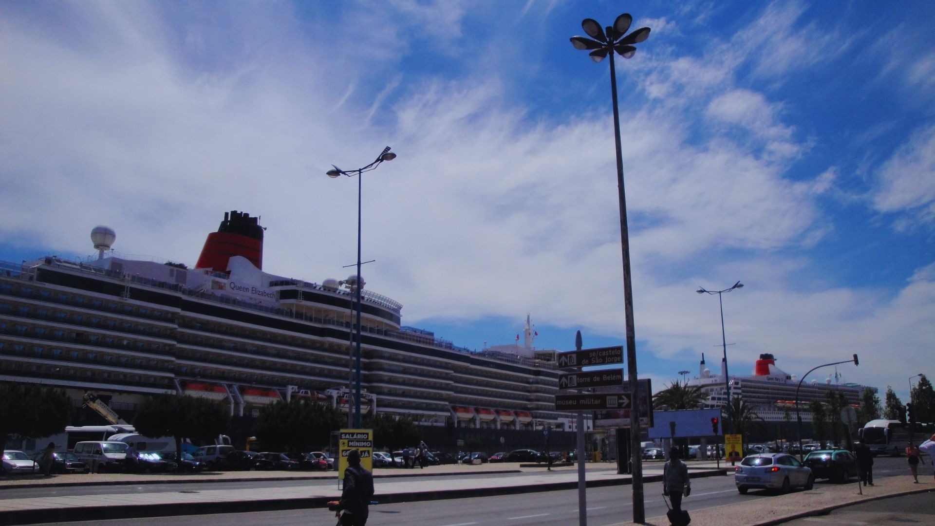 Vista do centro de Lisboa para o navio no porto