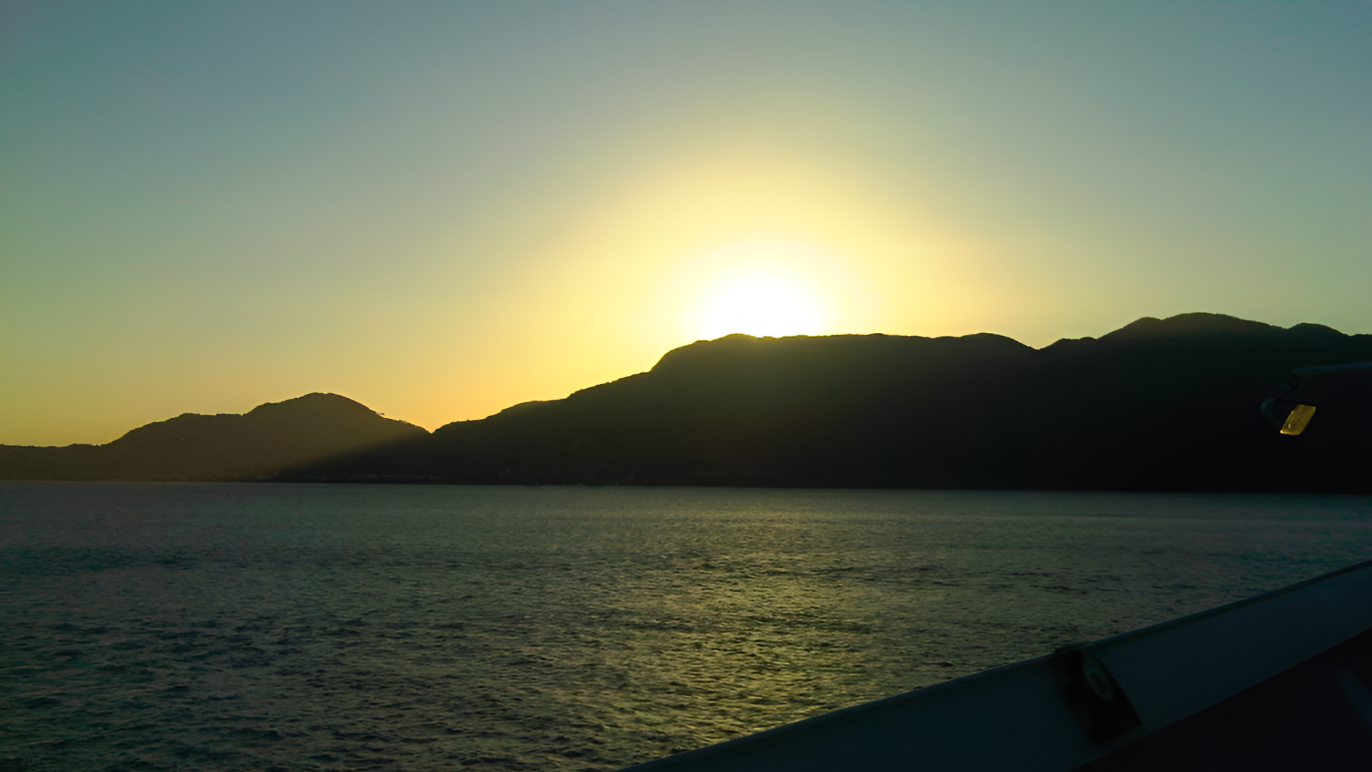 Navio de cruzeiro chegando ao Brasil após travessia da Europa, amanhecer em águas brasileiras