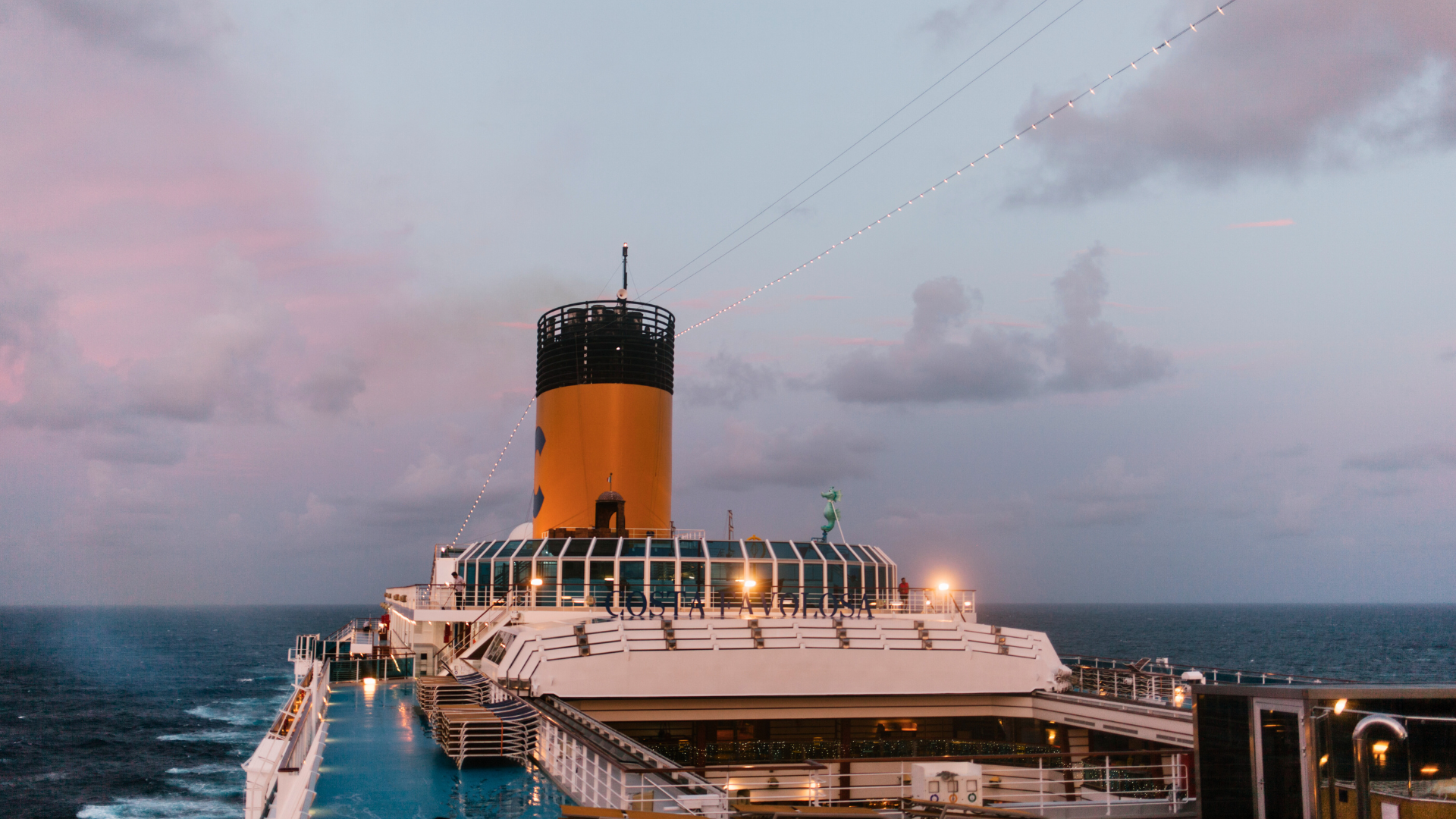 Navio da Costa Cruzeiros navegando em alto mar, visto do topo do navio.