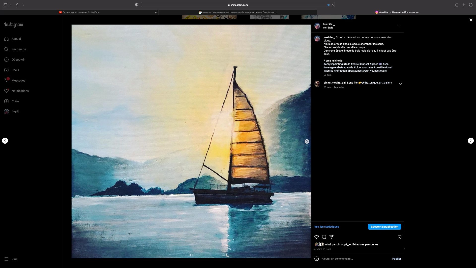 une peinture d'un bateau avec un coucher de soleil