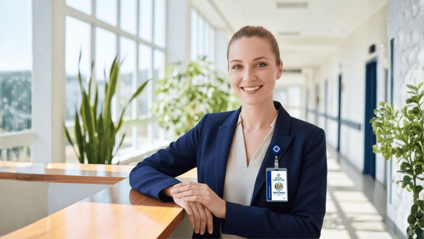 uma mulher com uma jaqueta azul