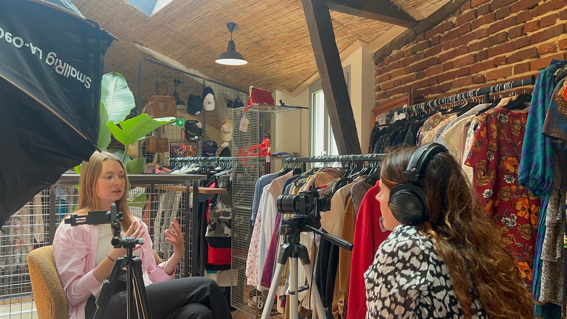 Tournage en entreprise, en interview équipe, avec vidéaste pro léa olivier