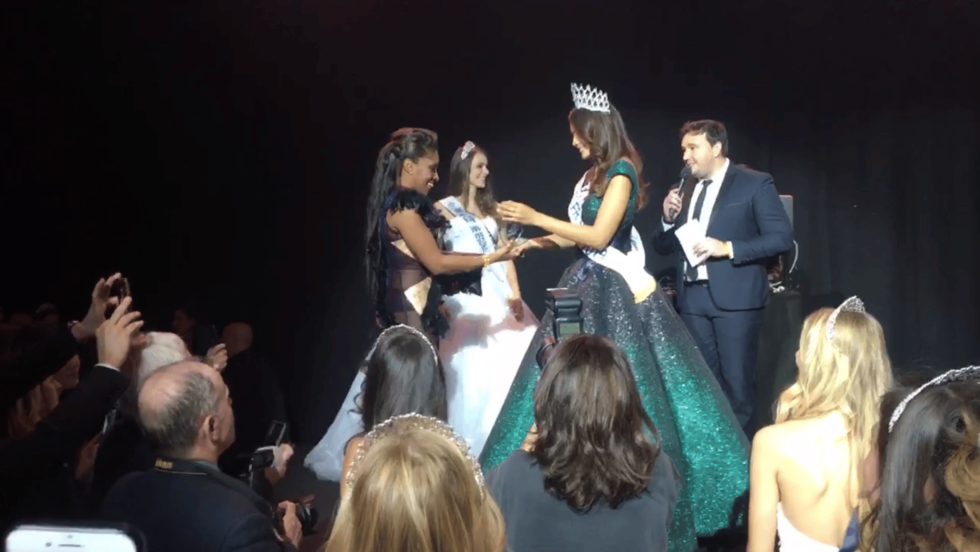Remise du prix du meilleur costume de France par la Miss France lors de son élection