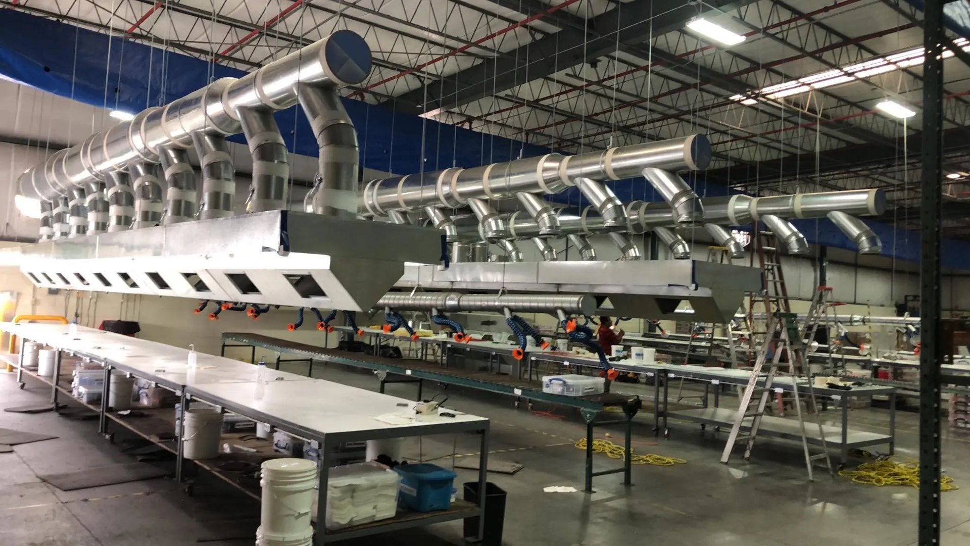 Sistema de extracción de acero galvanizado sobre línea de producción en nave industrial de Mexicali