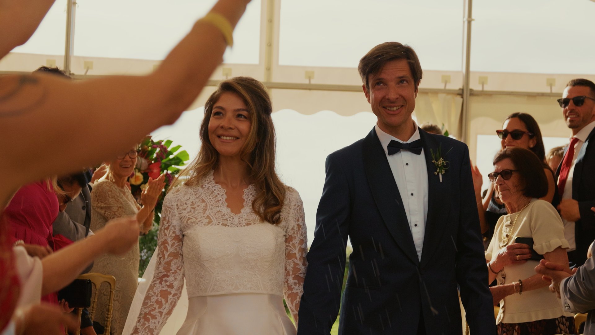 Mariés souriant en sortant de cérémonie - film de mariage Thomas Critelli