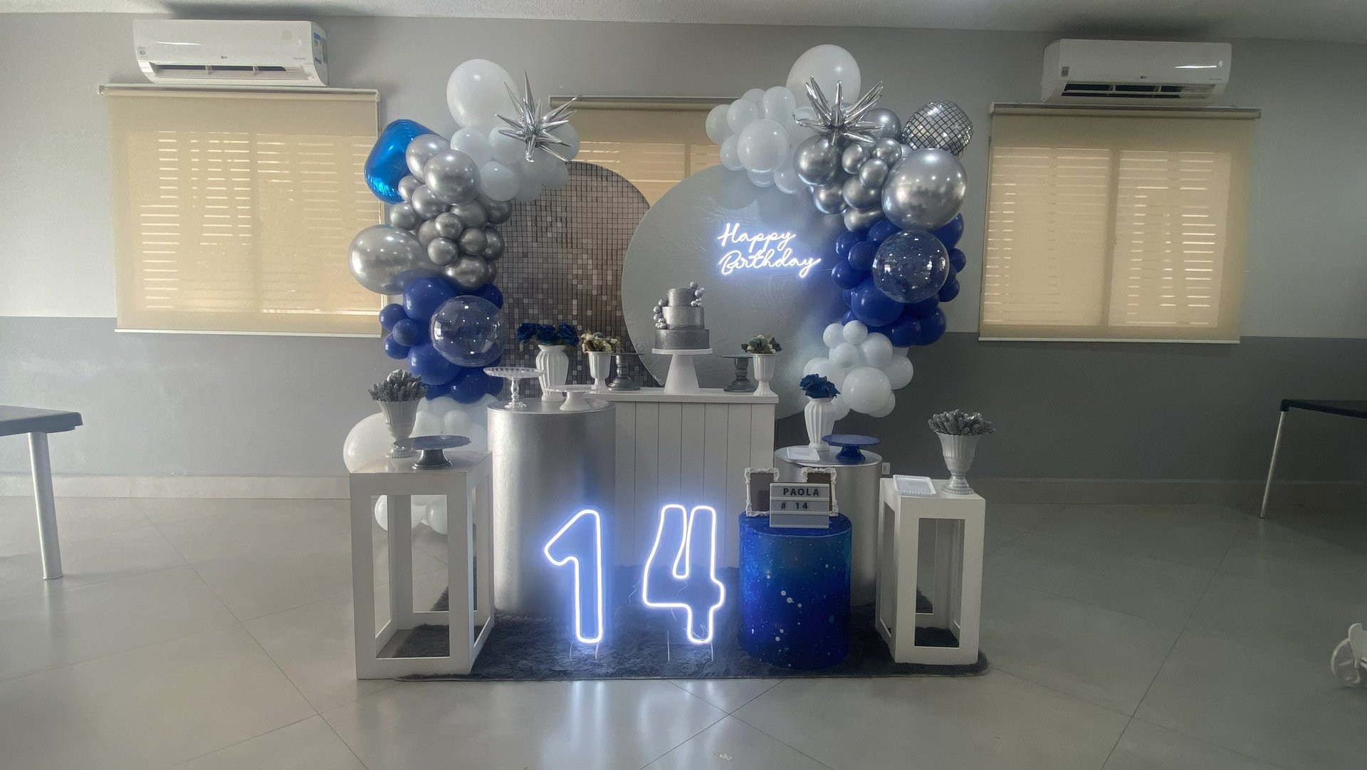 Decoração azul e prata na Freguesia do Ó com balões e mesa decorada.