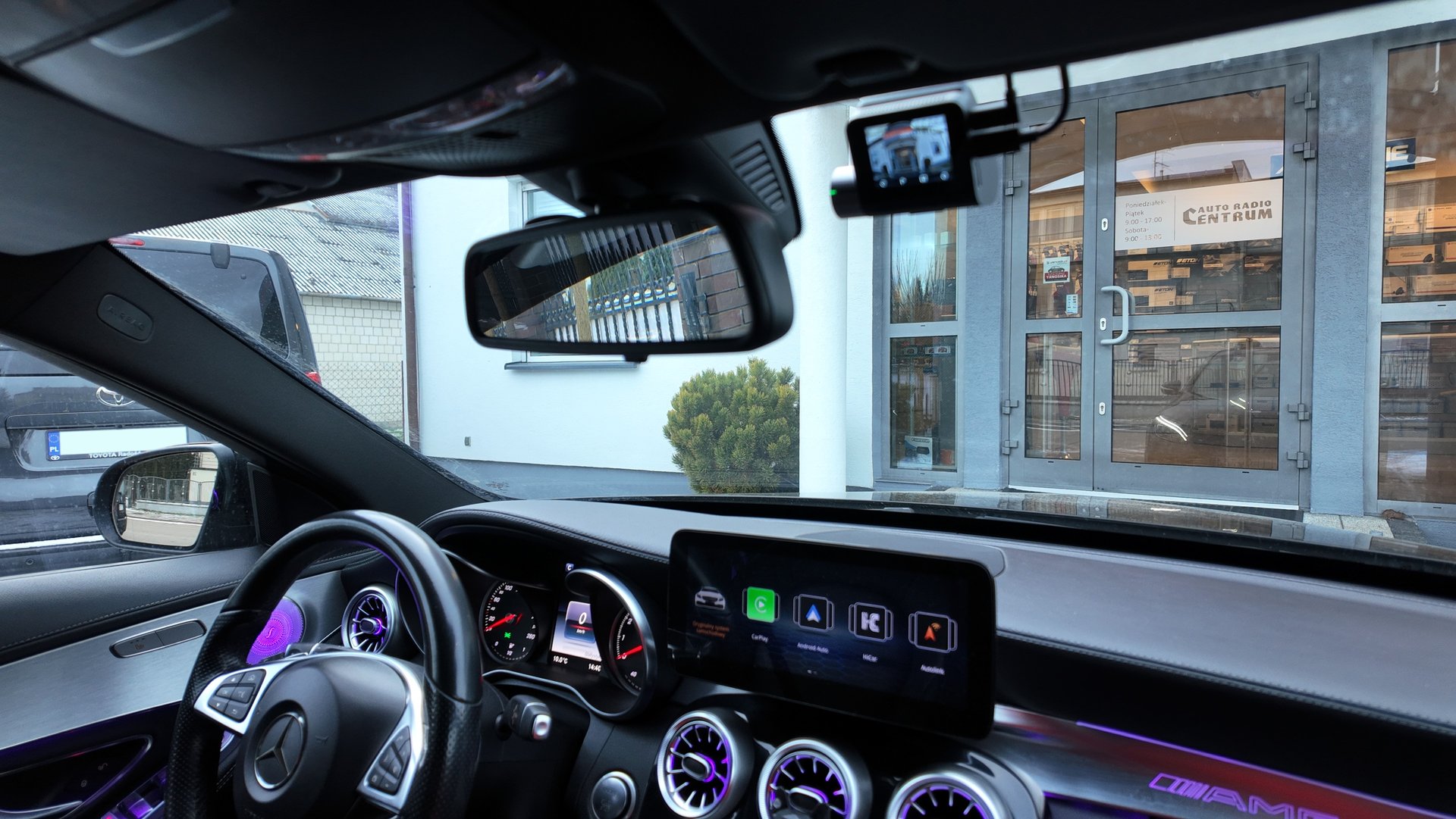 Wnętrze pojazdu z wideorejestratorem