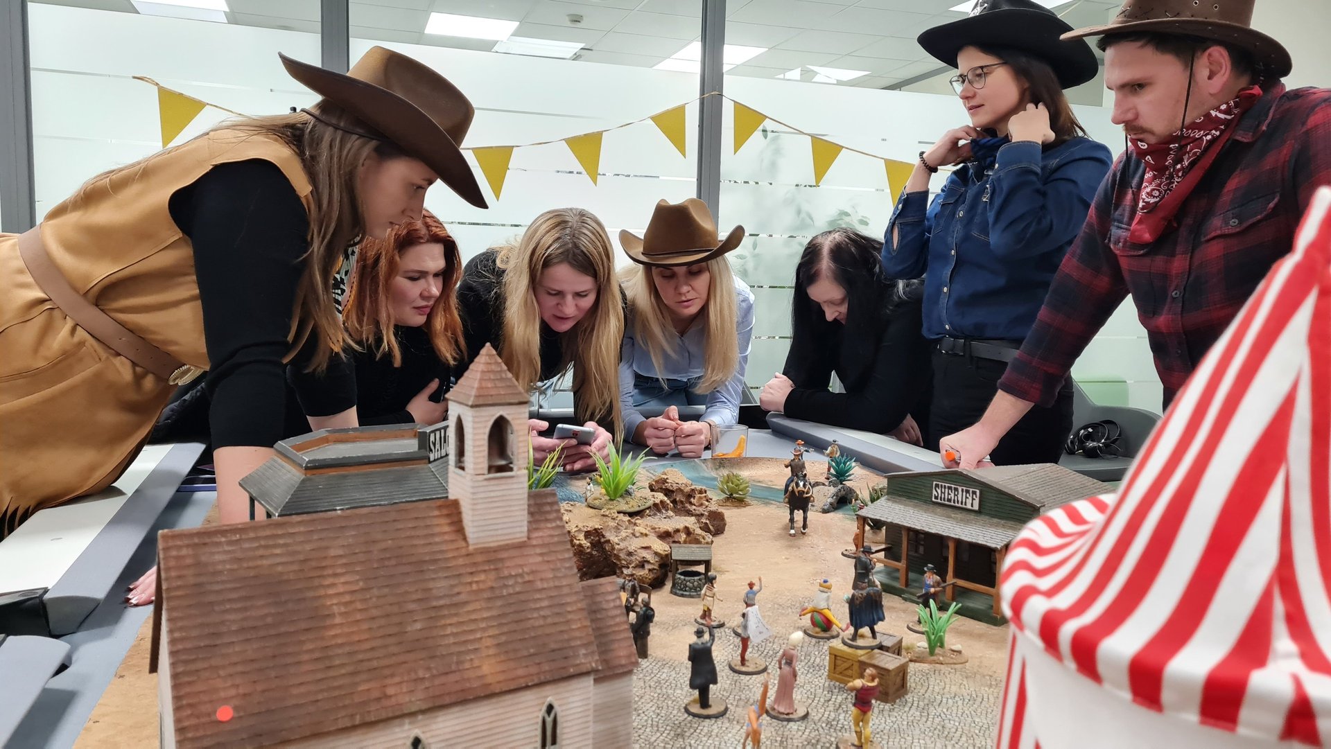 stalo žaidimas, escape room, protmūšis ir RPG