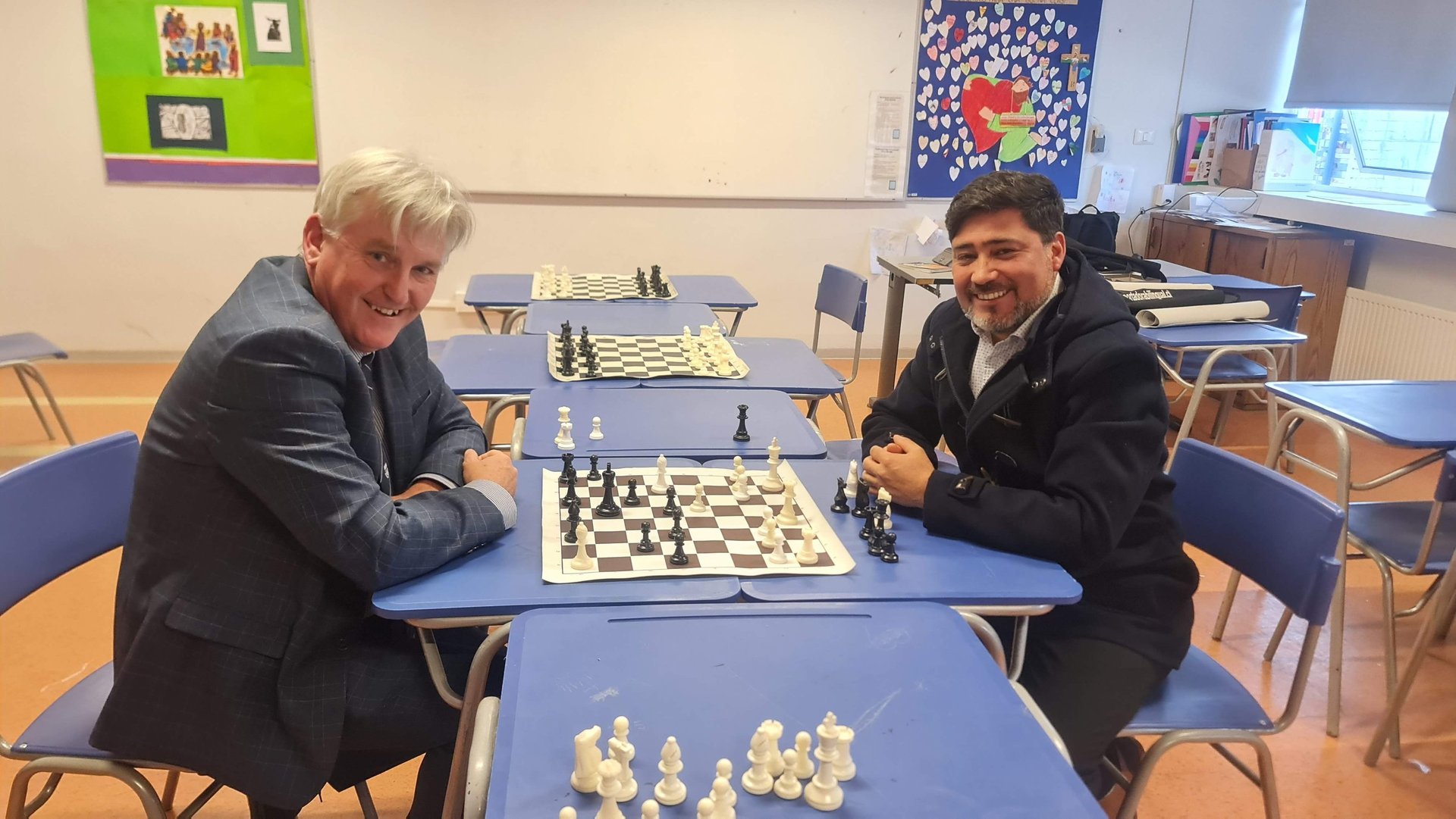 Capacitación de Funcionarios en la foto se encuentre el rector del craighouse school