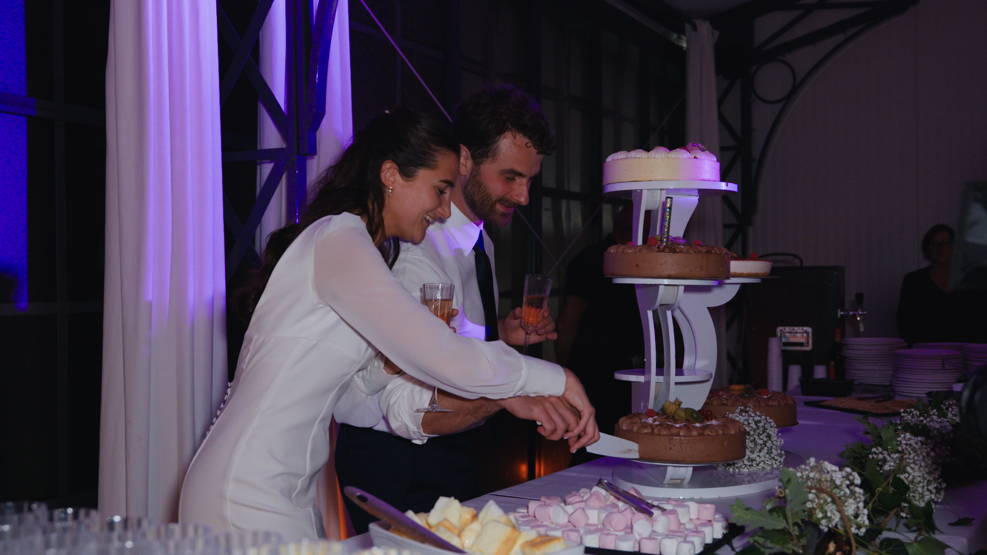 des mariés qui coupent leur gâteau de mariage