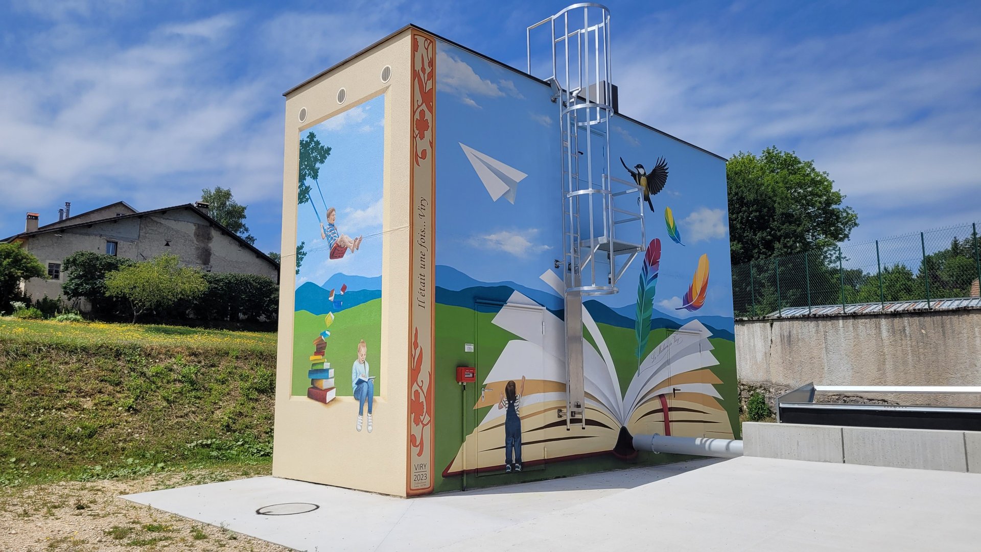 Fresque réalisée sur les 4 façades d'une chaufferie, en plein coeur d'un village. Comment intégrer un bâtiment disgracieux.