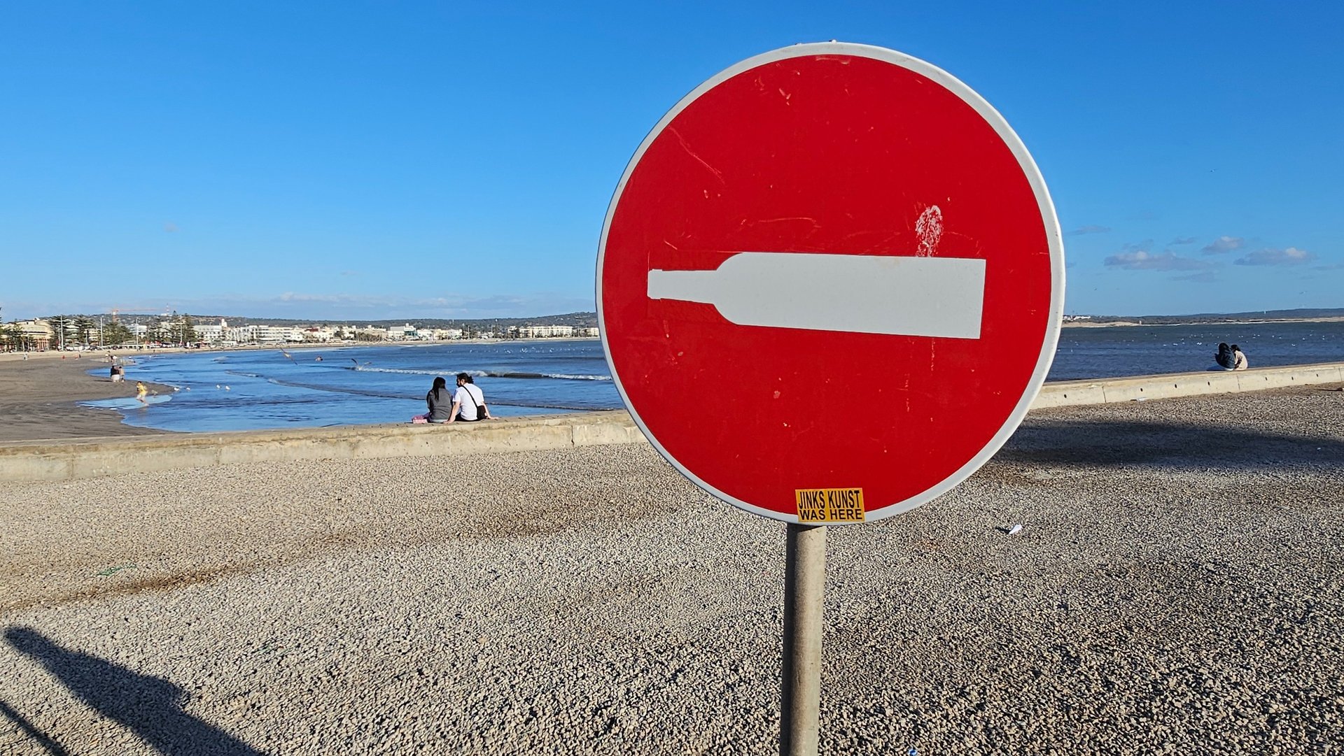 Détournement de panneaux de signalisation représentant une bouteille de bordeaux sur un sens interdi