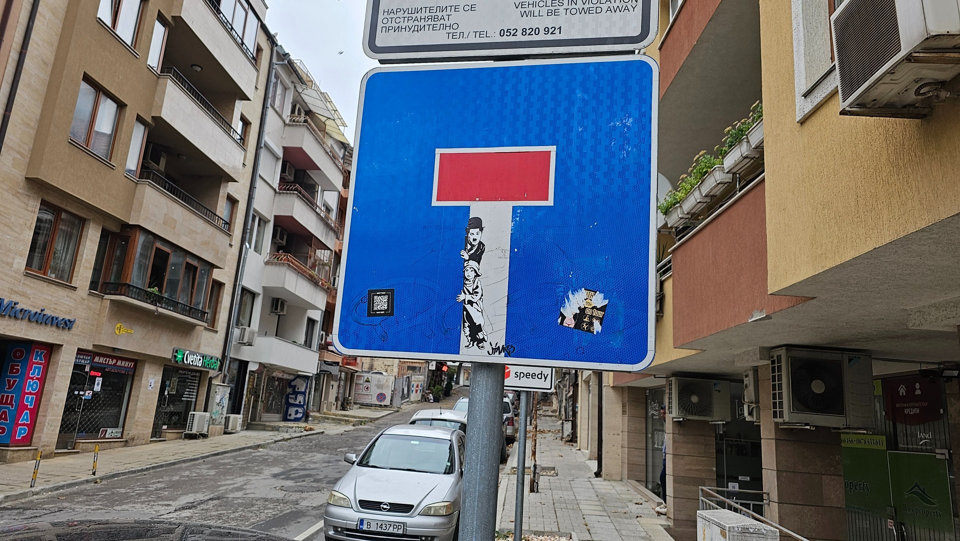 Street art sur panneau de signalisation représentant Charlie Chaplin sur un panneau dos d'äne