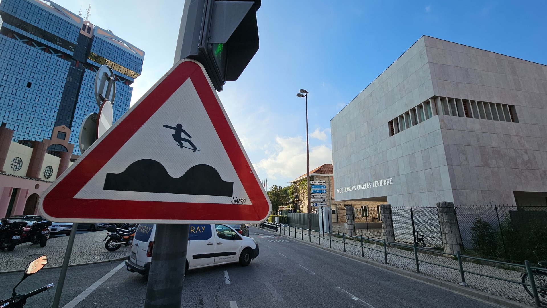 Street art sur panneau de signalisation représentant un skateur sur un dos d'ane à Lisbonne