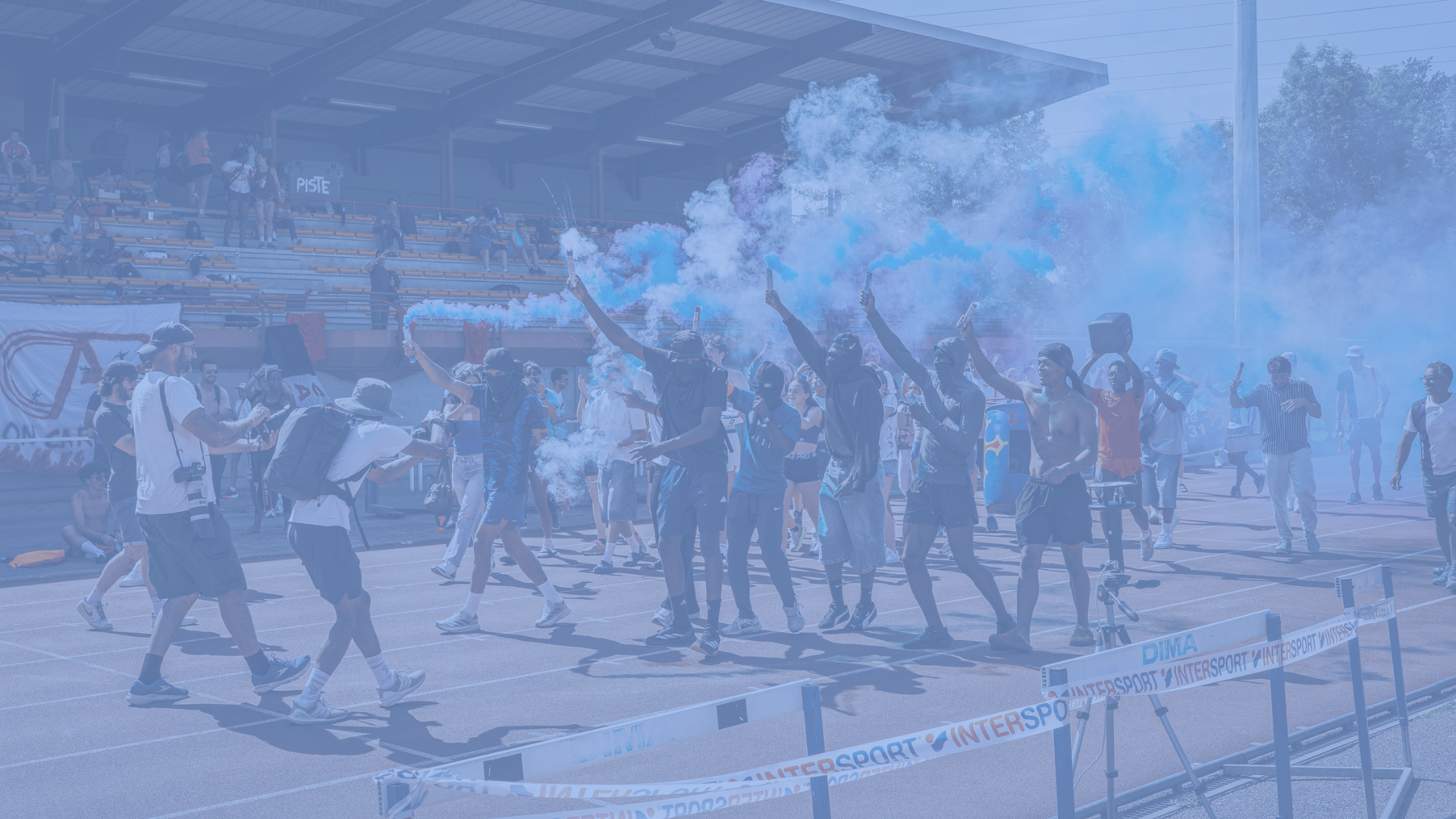 Athlète UAO31 avec fumigènes aux couleurs bleu et blanc du club