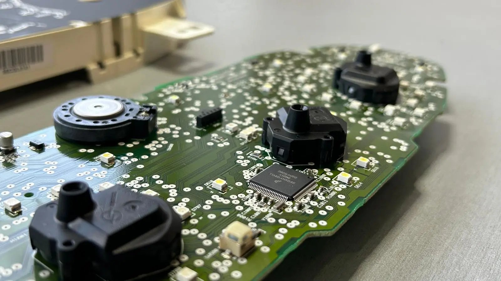 Foto tomada en el Laboratorio de Clairicar Reparando los pines del procesador del cuadro de un coche