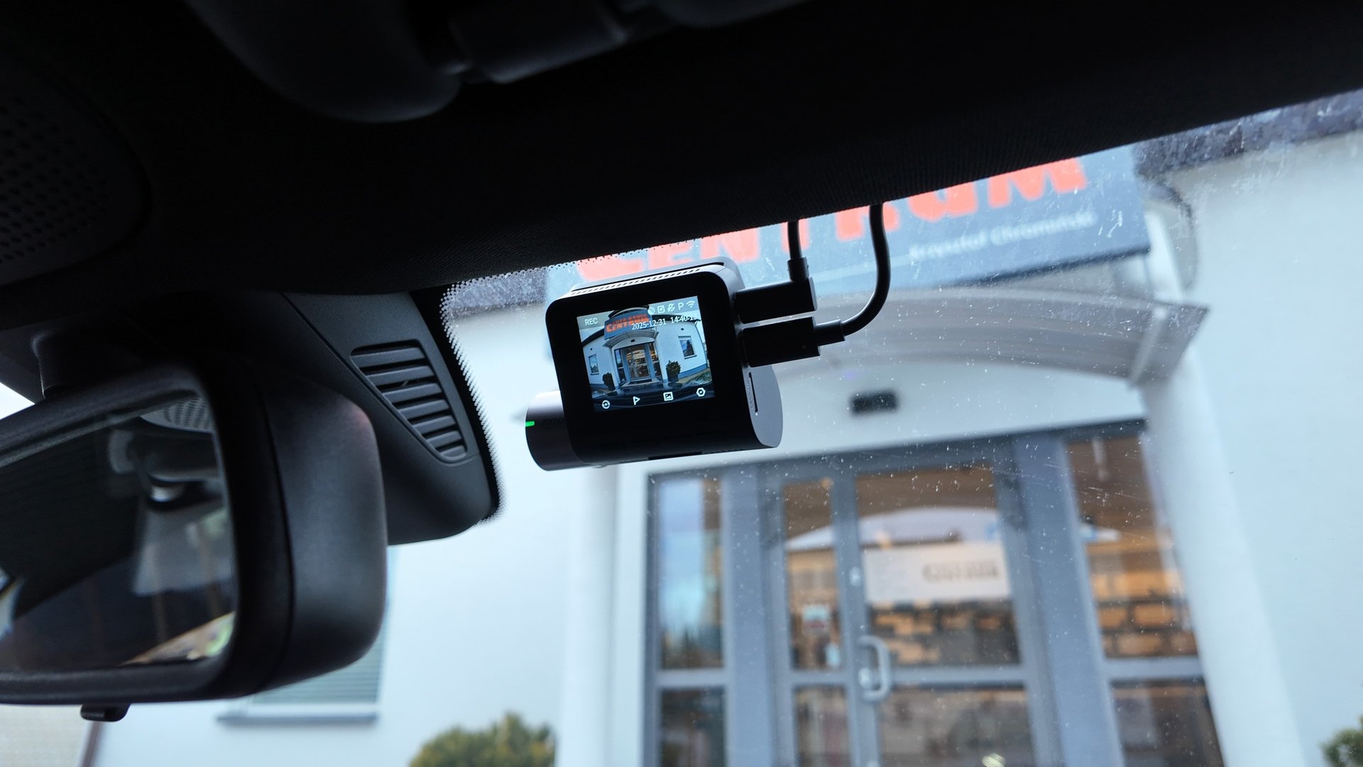 Dyskretny montaż przedniej kamery 70Mai