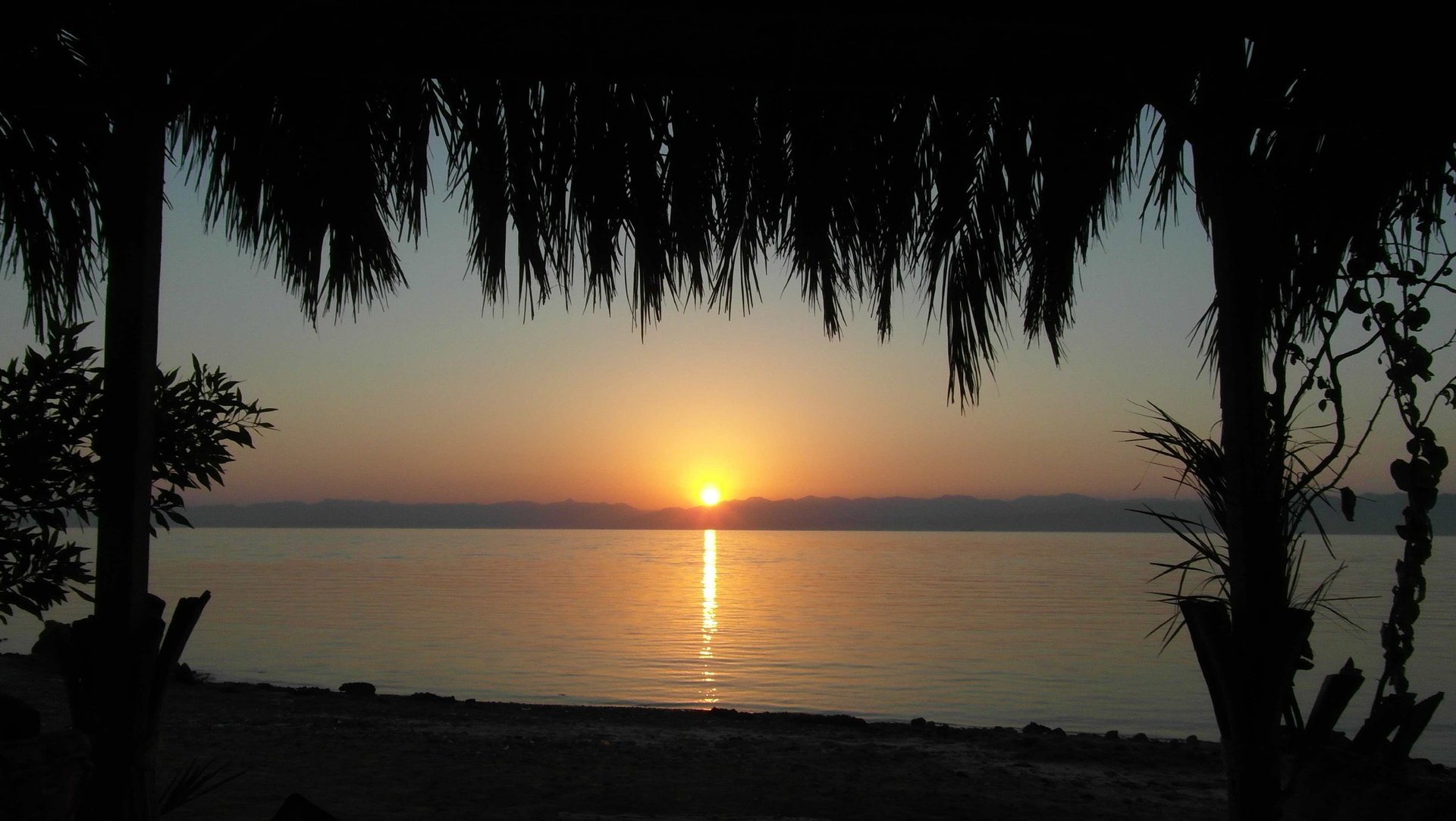 un'alba sul Mar Rosso con vista del sole che sorge 