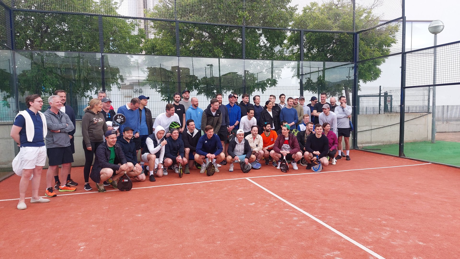 equipo de padel en una pista 