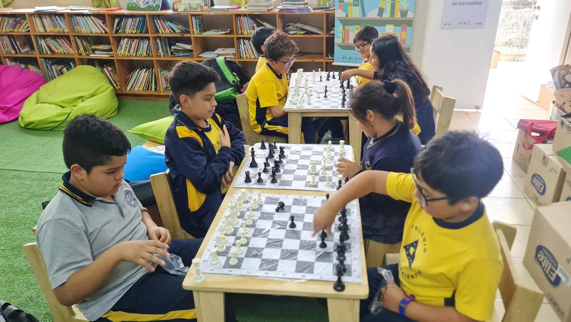 Clases de ajedrez escolar en el colegio los pensamioentos de San bernardo 