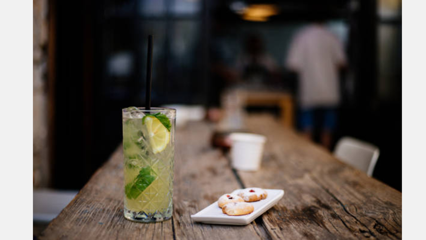 mojito, verre highball sur table de bois