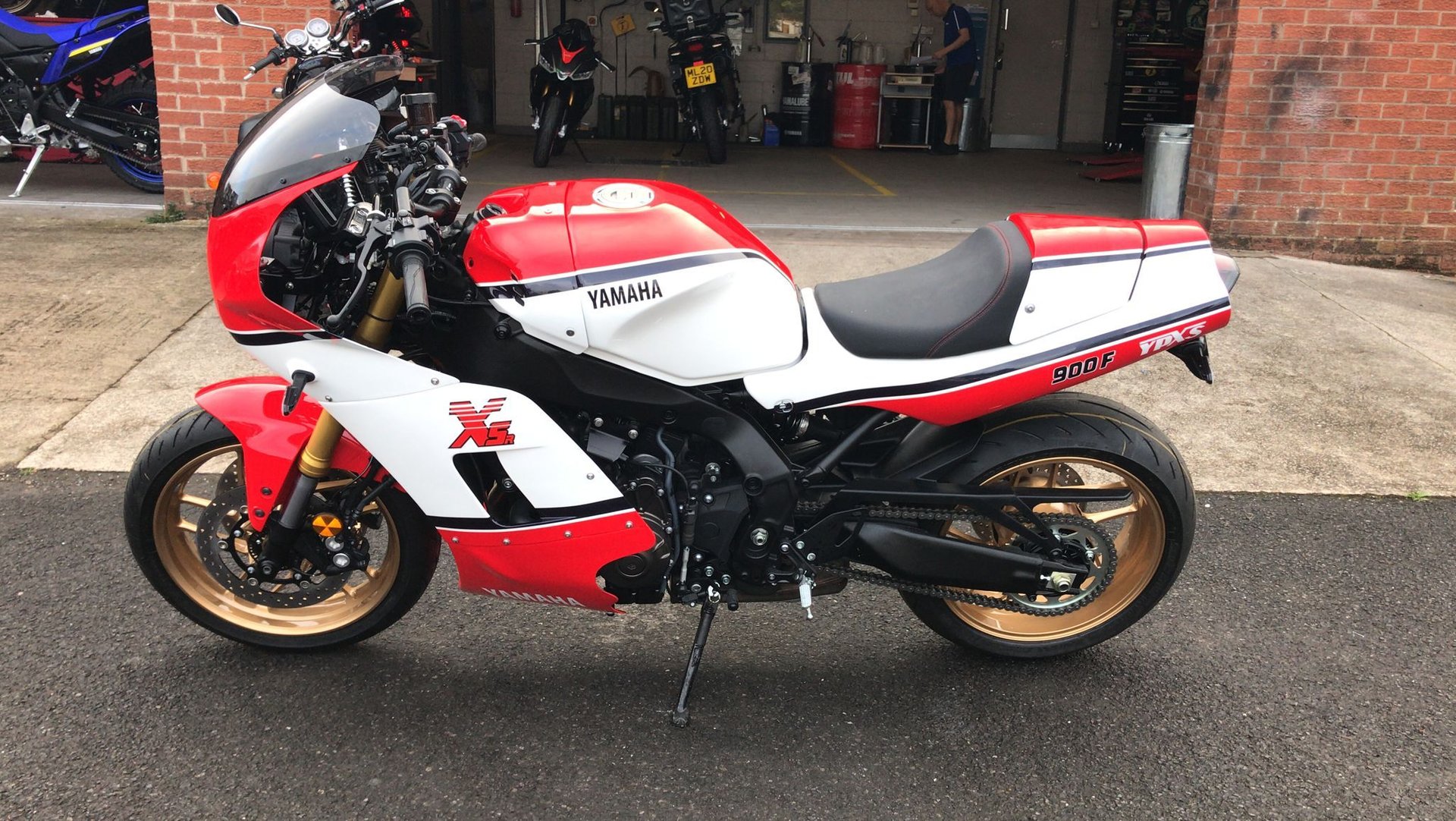 Customised Yamaha XSR 900F a homage to the 1985 Yamaha RD 500 LC