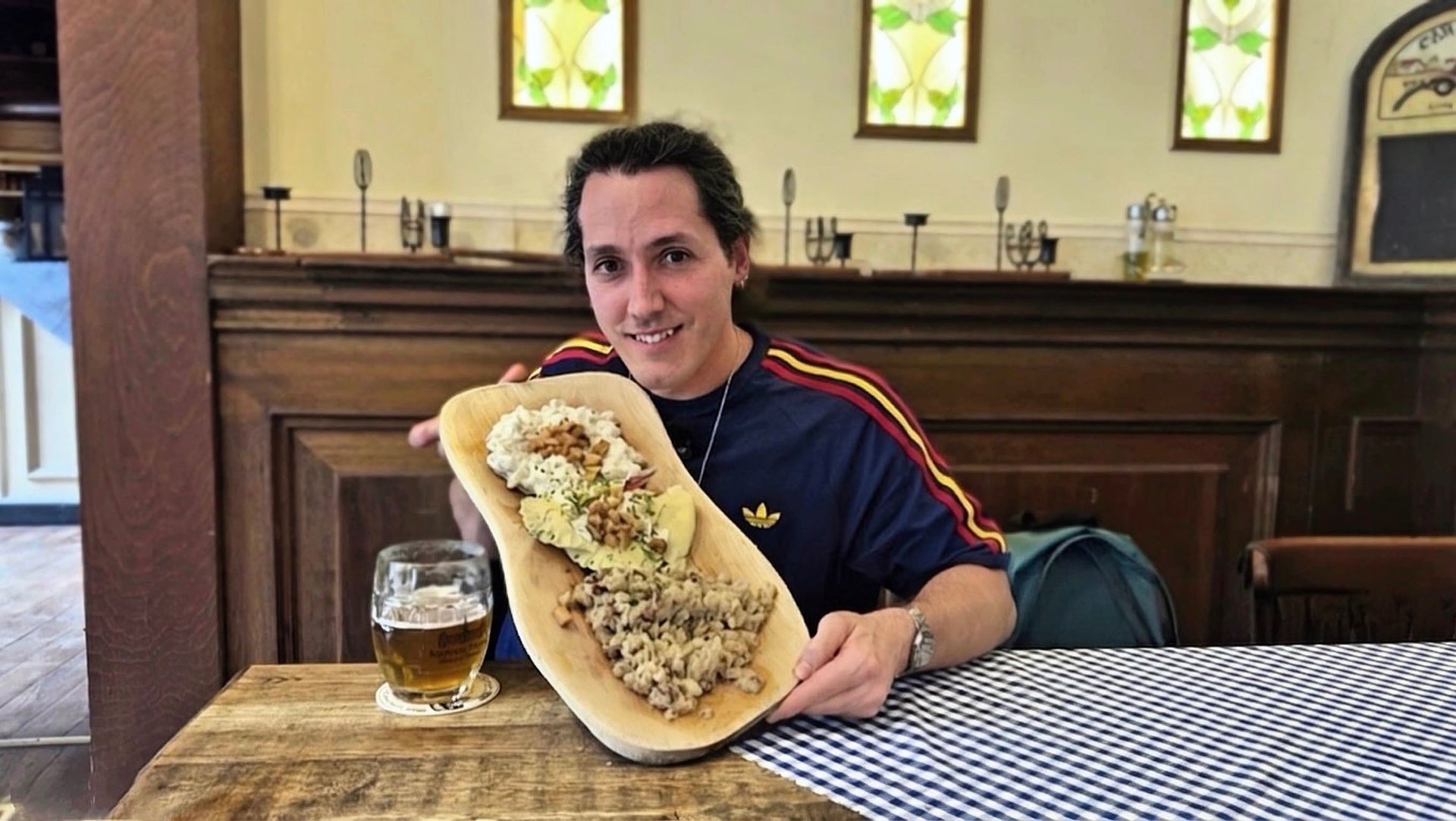 Borja llegó en un restaurante de Bratislava comiendo comida tradicional halusky
