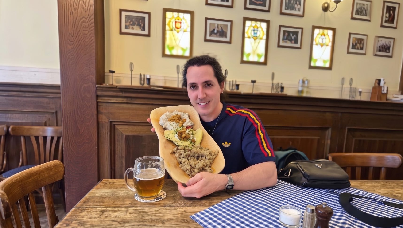 Borja llegó en un restaurante de Bratislava comiendo comida tradicional halusky