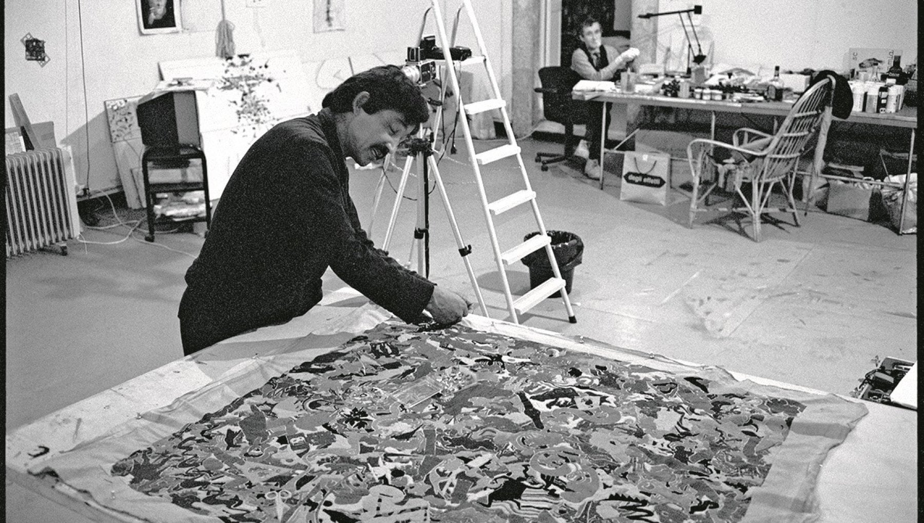 Arista Alighiero Boetti em seu ateliê