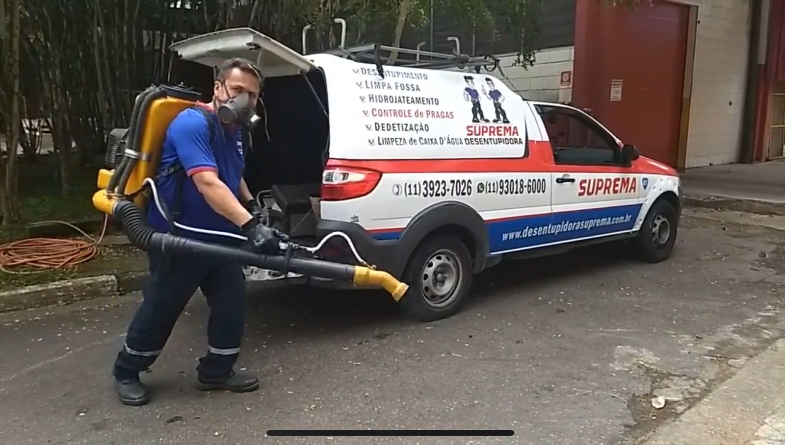 empresa com carro e um homem com um pulverizador