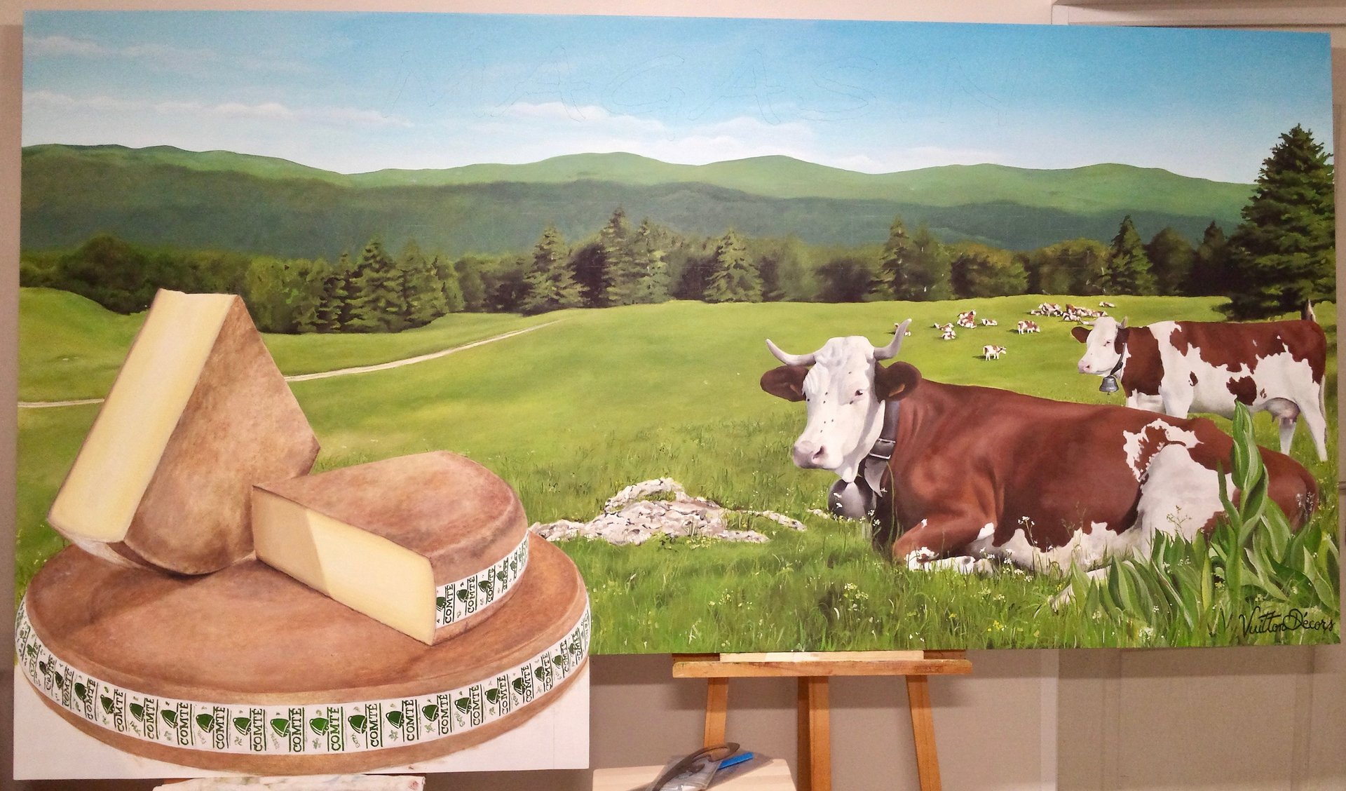 Décor champêtre peint sur grand panneau pour une fromagerie. Du Comté, des vaches qui paissent et un paysage jurassien typiqu