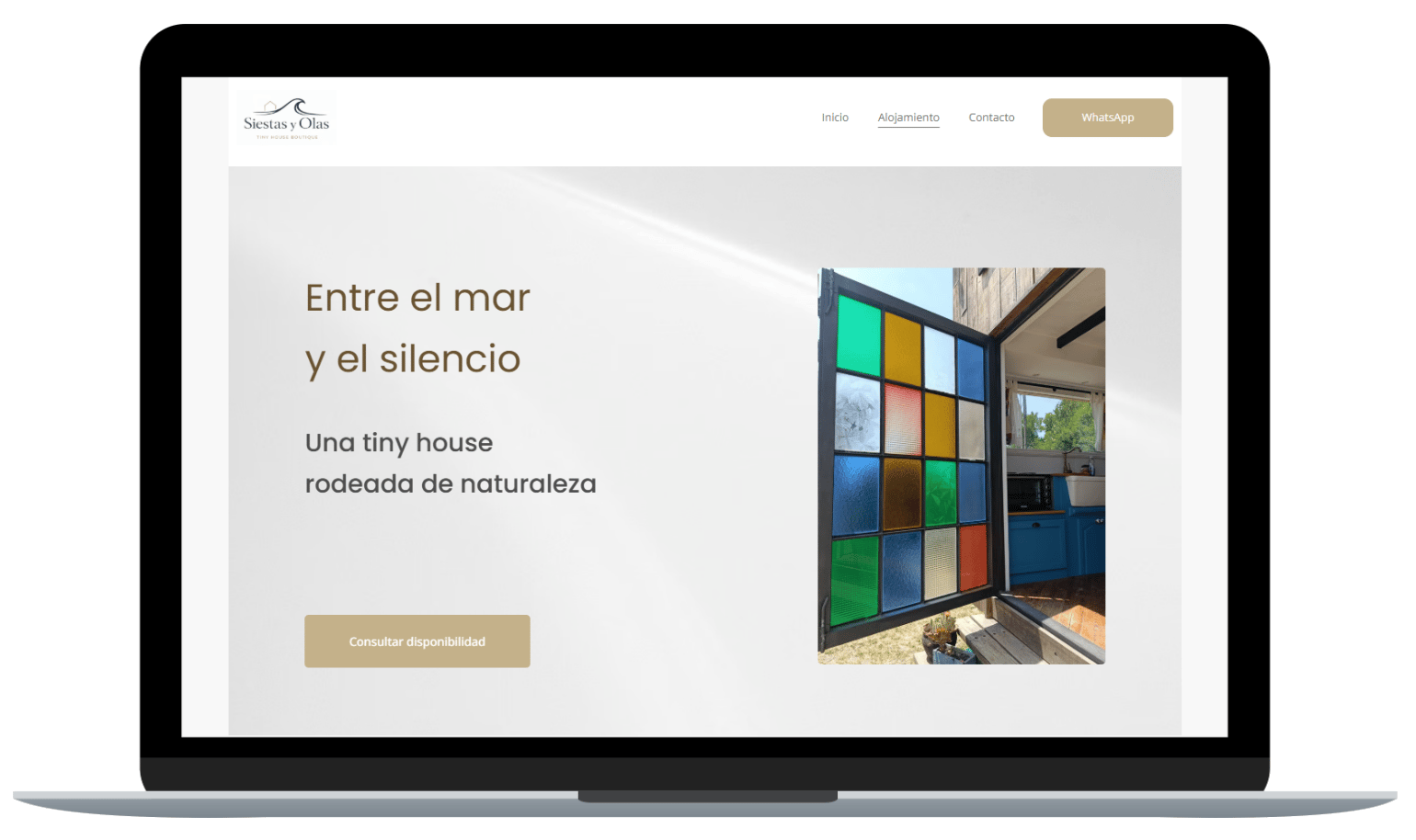 Captura de diseño web para Siestas y Olas, landing page minimalista para alquiler de tiny house