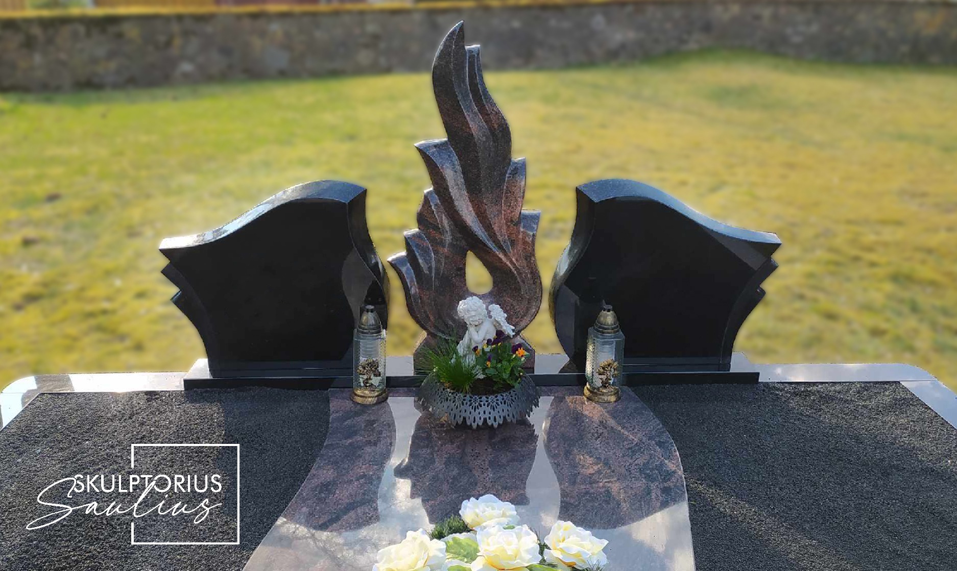 Trijų dalių paminklas su ugnimi viduryje