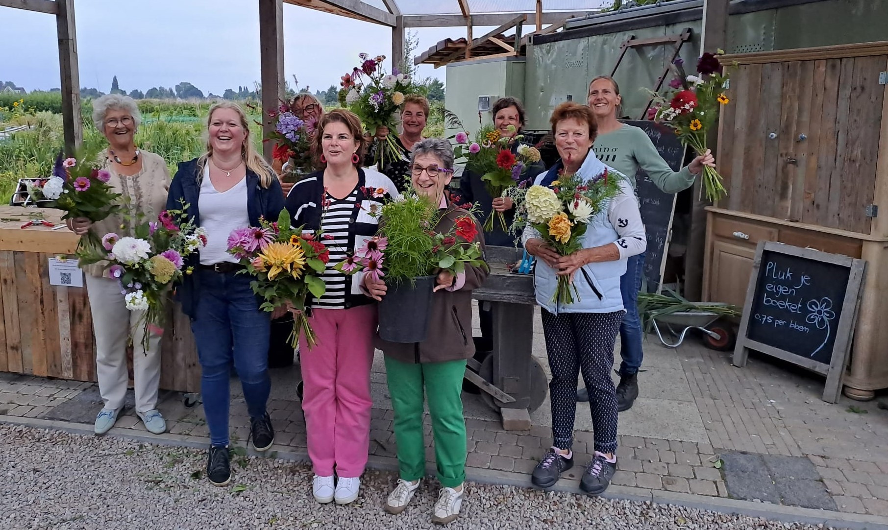 bloemschikken workshop trotse deelnemers met boeket
