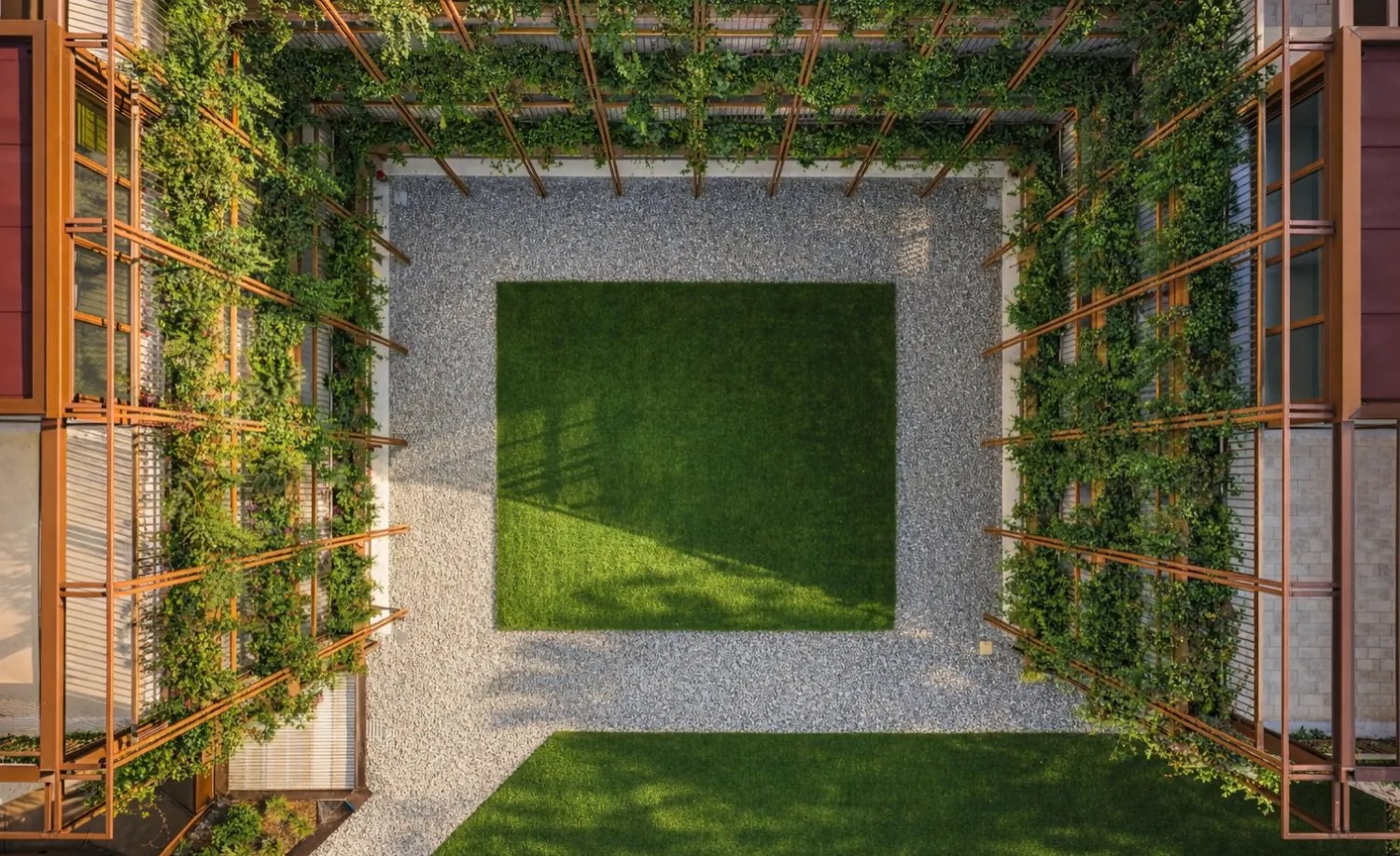 Corte verde di Palazzo CorteVerdi a Cremona, progetto di Stefano Boeri Architetti: privacy e natura in centro città.