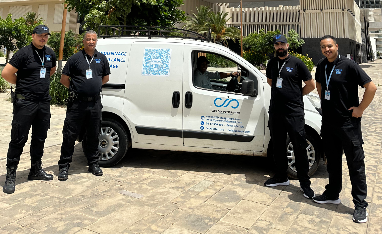 Agents de sécurité Celya Inter Pro devant une voiture de l’entreprise, en mission à Aeria Mall, Casa