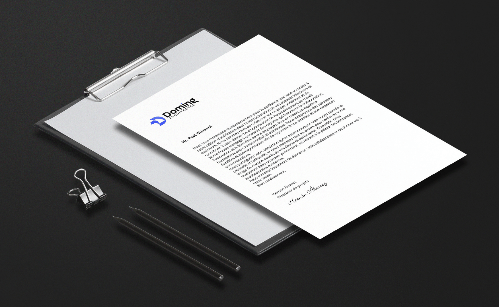 un logo de cabinet d'architecture professionnel en tête de texte sur un clipboard
