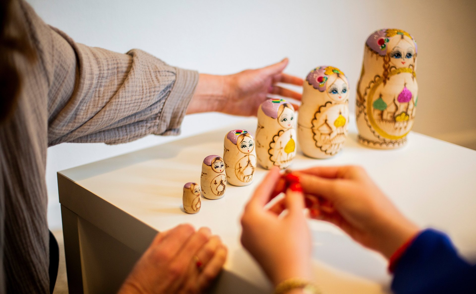 Matroschka Puppen und Hände