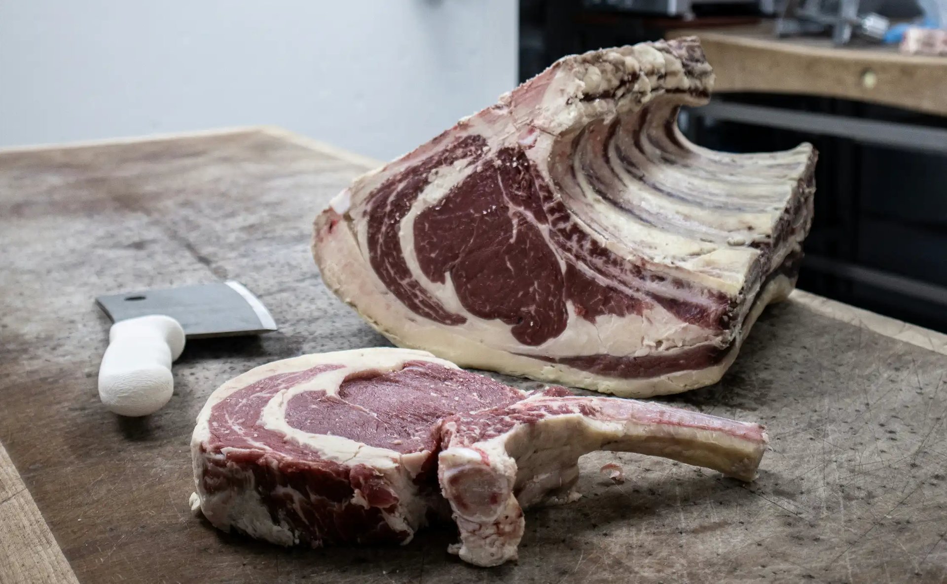 Un côte de bœuf sur un billot