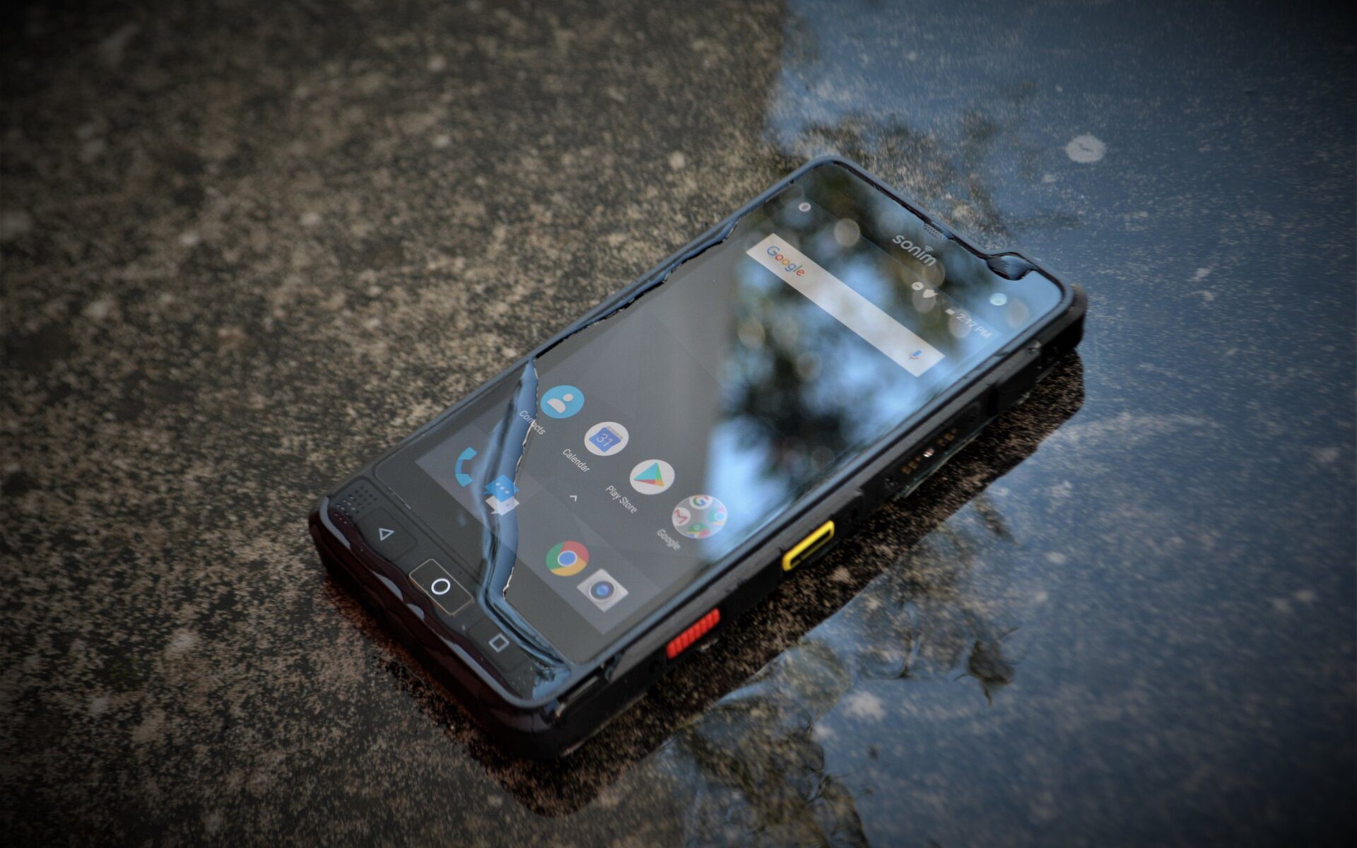 Sonim XP8 en el suelo con agua, ULTRA USO RUDO