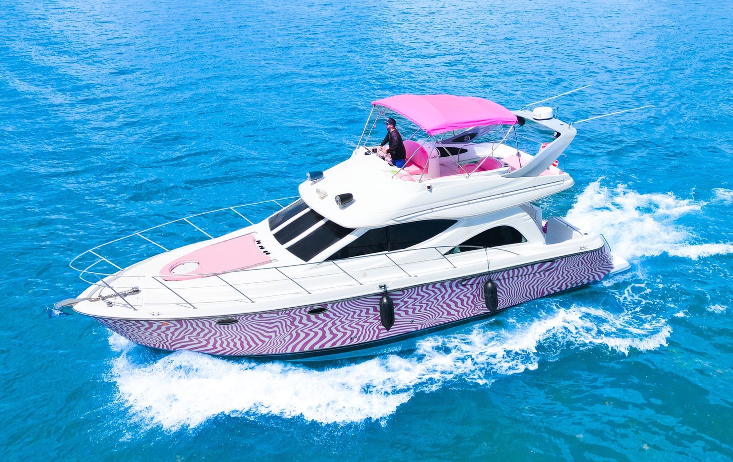 46FT Maxum Flybridge yacht rental in Miami with captain included and up to 13 guests