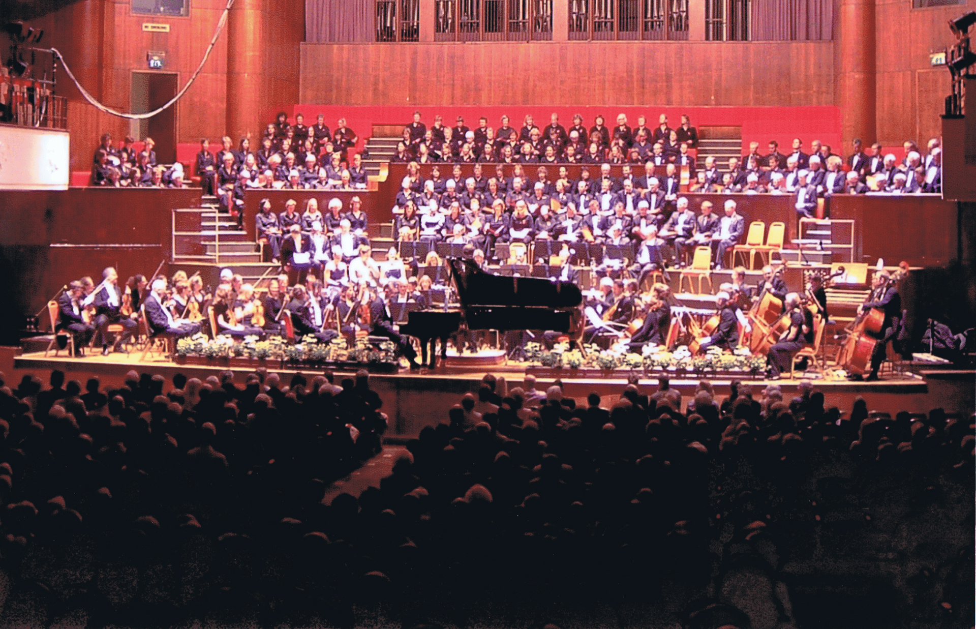 Photo of Steven Kings playing a grand piano in a concert hall