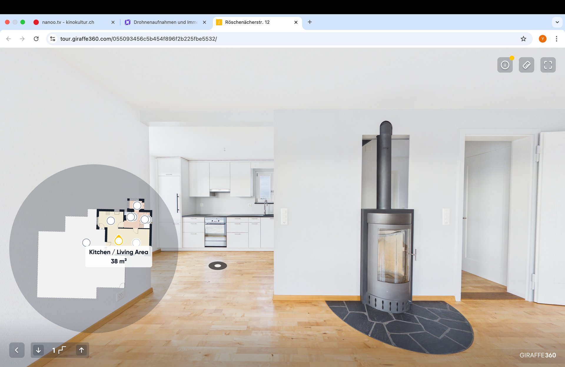 Heller Wohnraum mit Küche und Kamin sowie digitalem Grundriss-Overlay zur Immobilienvisualisierung.