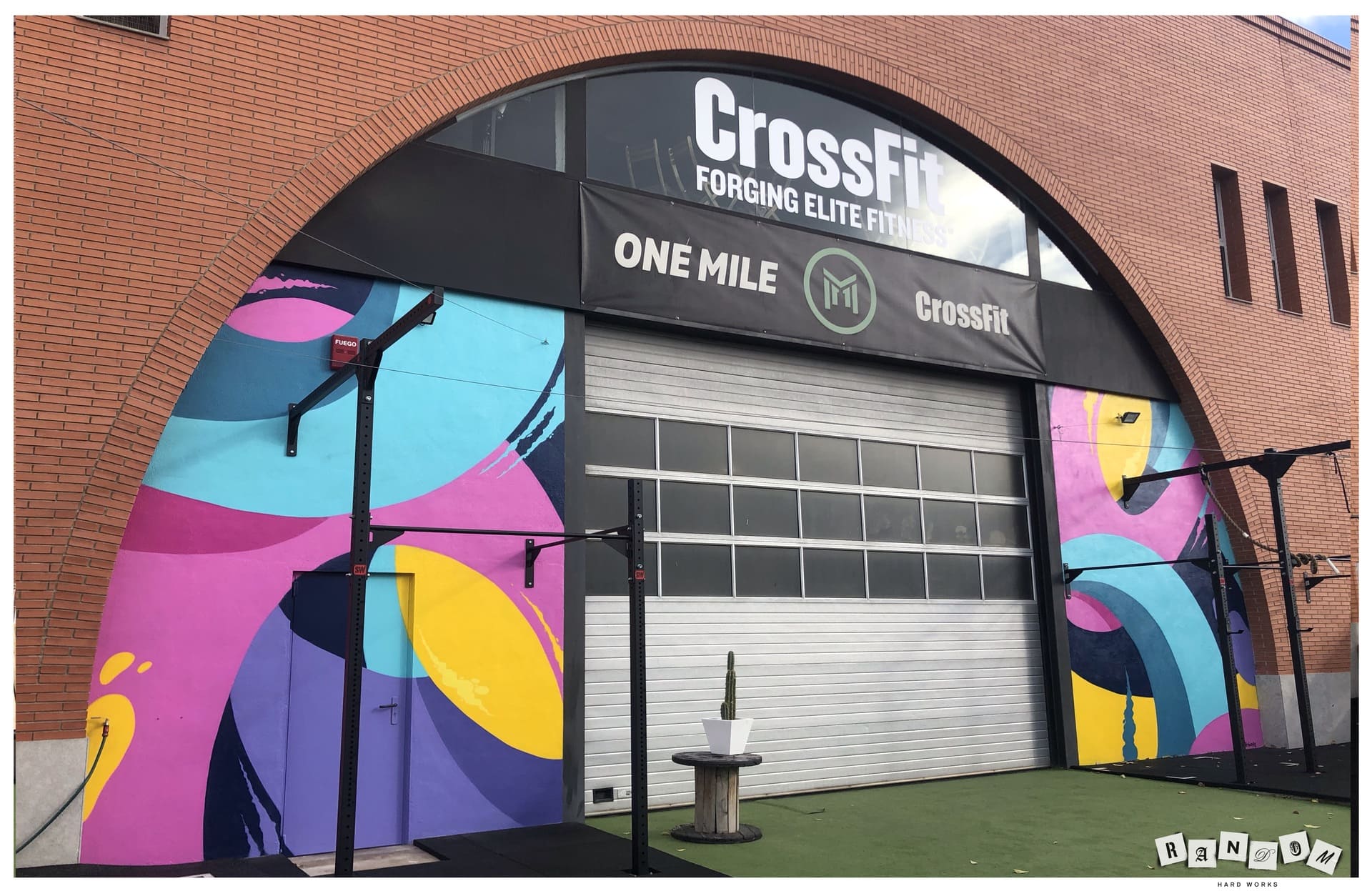 Mural corporativo en la fachada de un crossfit
