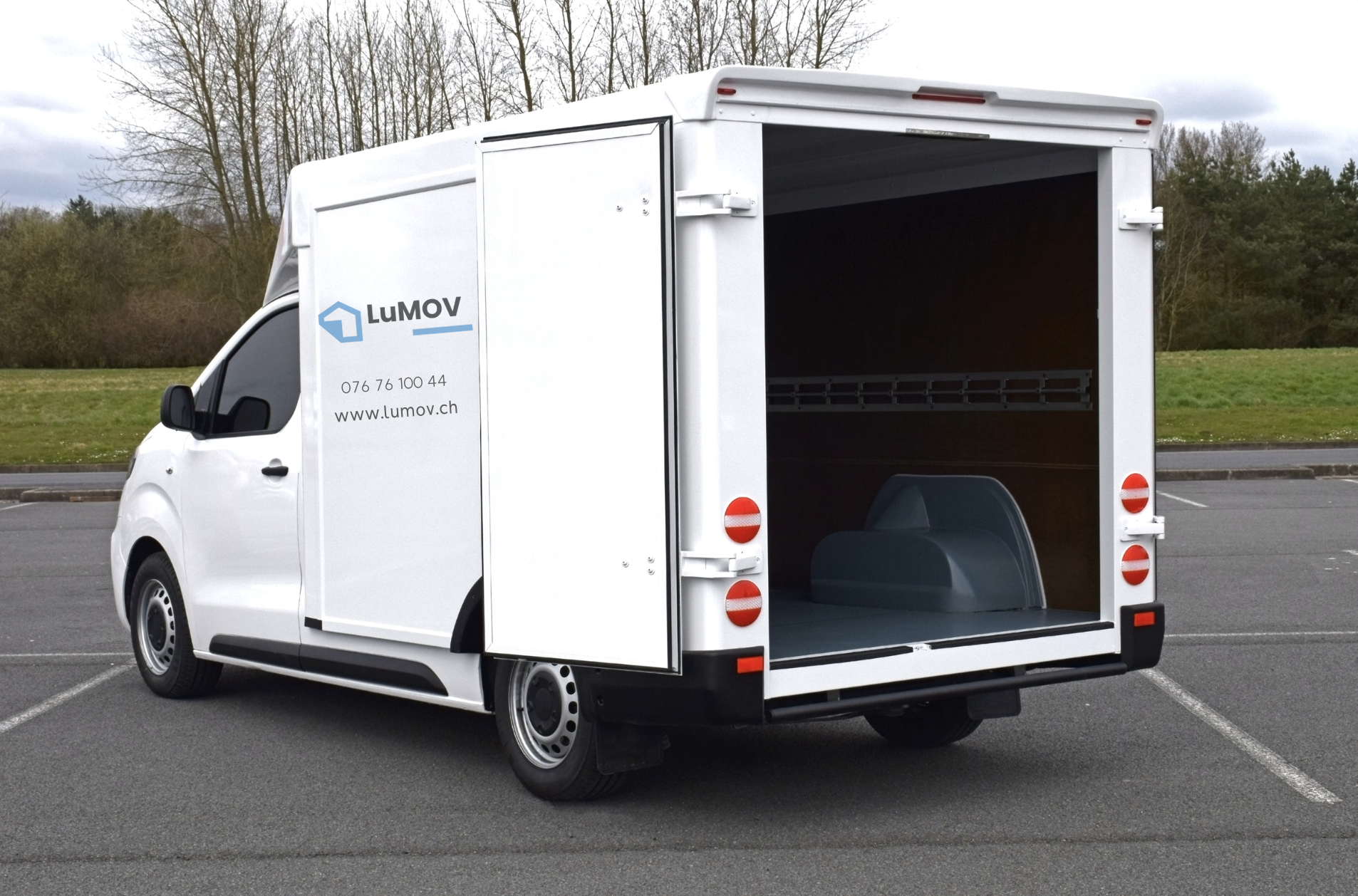 LUMOV Umzugs- und Reinigungsservice – moderner Transporter im Einsatz für Luzern, Zürich, Zug, Obwal