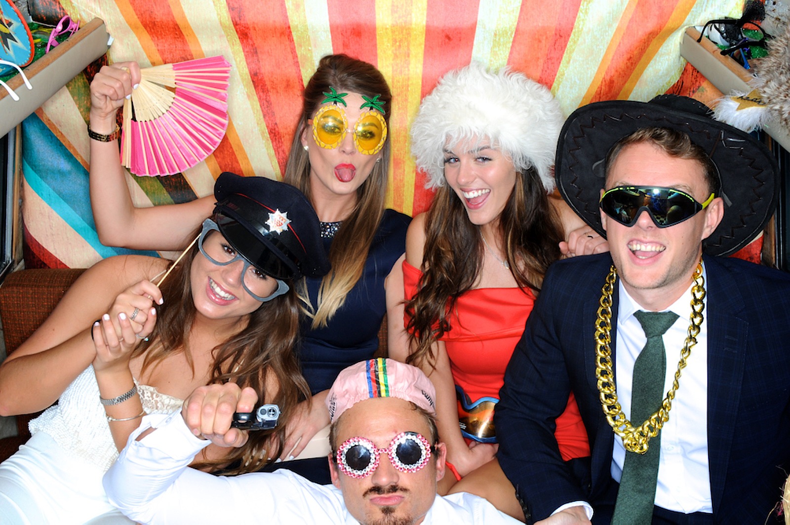 groupe d’amis posant dans un photobooth