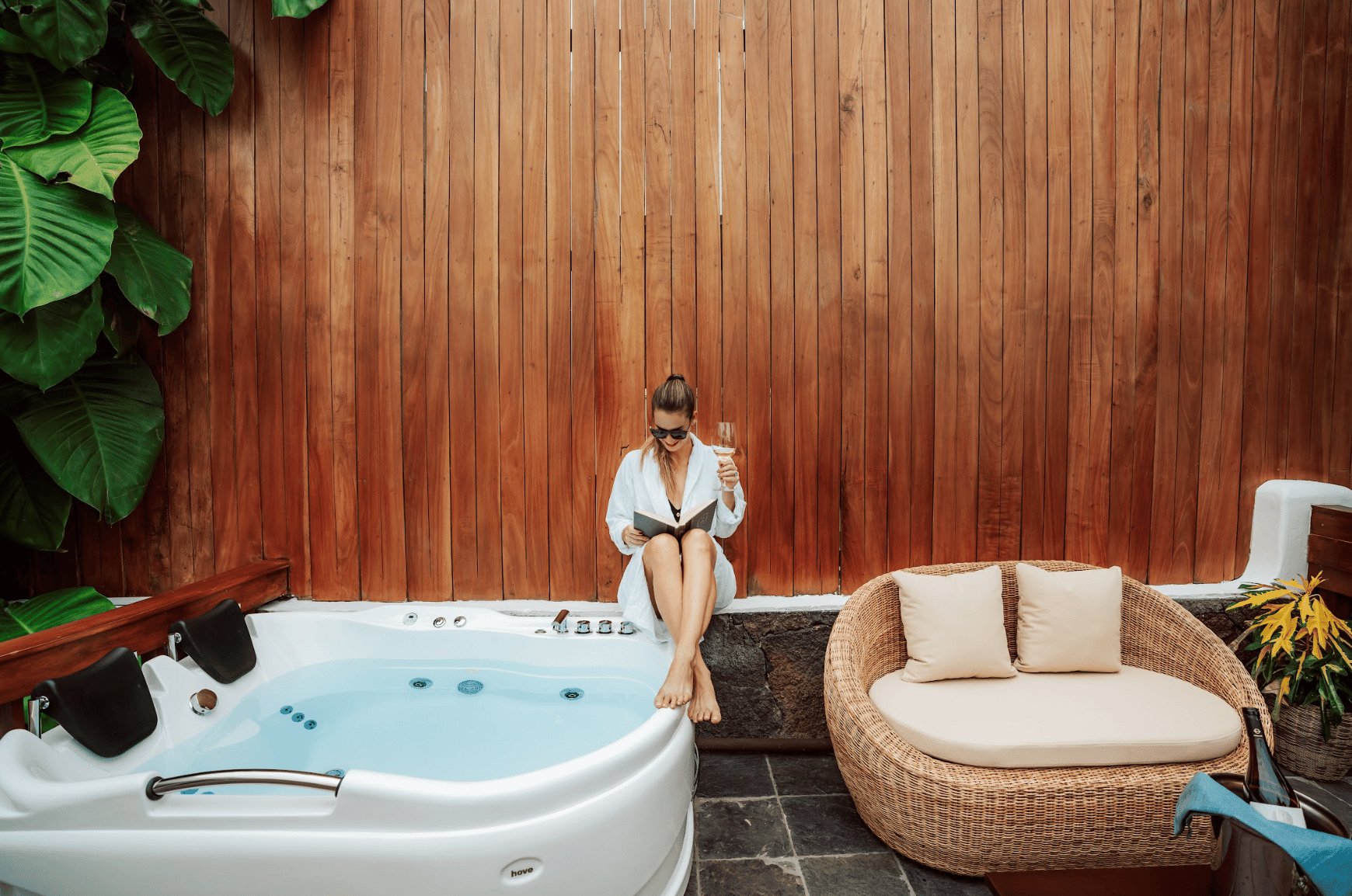 Suite with outdoor jacuzzi area at Villa Escalesia Galapagos, offering a private relaxation space wi